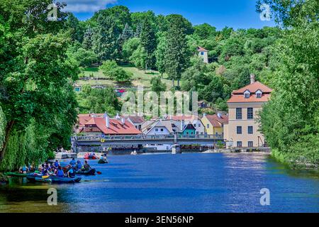 Blick von der Kajovska-Brücke mit Blick über die Moldau auf Restaurants und Cafés am Ufer der Moldau, Cesky Krumlov Stockfoto