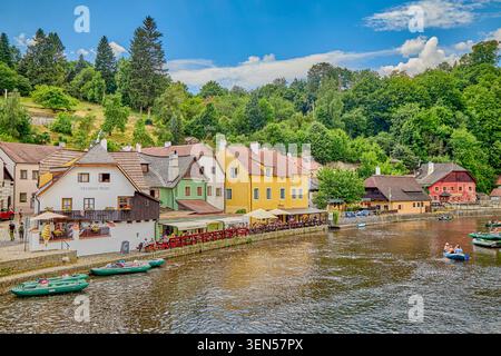Blick von der Kajovska-Brücke mit Blick über die Moldau auf Restaurants und Cafés am Ufer der Moldau, Cesky Krumlov Stockfoto