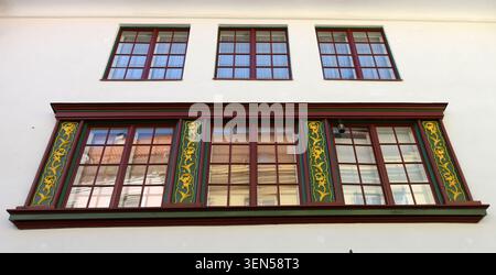 Ein dekoriertes Fenster in einem Gebäude in der Altstadt von Tallinn, Estland. Stockfoto