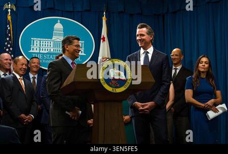 Sacramento, Usa. Juni 2026. Der kalifornische Gouverneur Gavin Newsom, Mitte rechts, und der damalige kalifornische Generalstaatsanwalt Xavier Becerra sprechen auf einer Pressekonferenz, in der er 2019 eine Klage gegen die öffentliche Anklage der Trump-Regierung im State Capitol in Sacramento, Kalifornien, ankündigte. Newsom unterstützte Becerra am Dienstag als Gouverneur, nachdem Becerra zu den Parlamentswahlen im November gegen den Republikaner Steve Hilton vorrückte. (Foto: Jason Pierce/Sacramento Bee/TNS/SIPA USA) Credit: SIPA USA/Alamy Live News Stockfoto