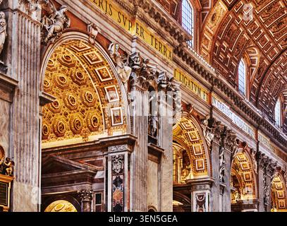 Innenansicht des Petersdoms in Vatikanstadt, mit der hoch verzierten Architektur und Blattgold-Details des Kirchenschiffs, Rom, Italien, Europa Stockfoto