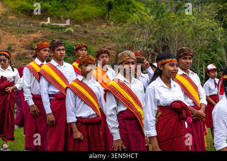 20. AUGUST 2023, WAE REBO, INDONESIEN: Luftaufnahme der Bürger des WAE Rebo Village, die den indonesischen Unabhängigkeitstag feiern und traditionell tragen Stockfoto