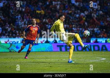Der Torwart aus Peru klärt den Ball mit dem Fuß vor einem spanischen Spieler im Cuauhtemoc-Stadion. Stockfoto