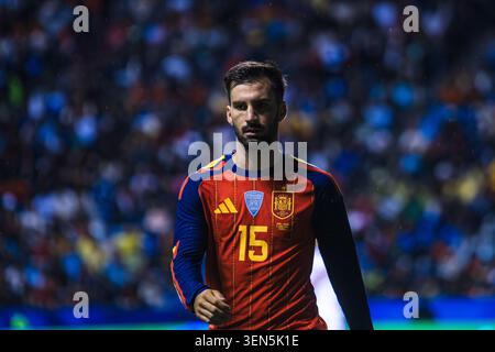 Der spanische Fußballspieler Alex Baena spaziert während eines internationalen Nachtspiels im Cuauhtemoc Stadium auf dem Spielfeld. Stockfoto