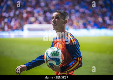 Der spanische Fußballspieler Alejandro Grimaldo hält den Trionda-Ball während eines internationalen Nachtspiels im Cuauhtemoc-Stadion. Stockfoto