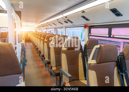Doppeldeckerbus mit grauen Sitzen. Leerer Bus-Innenraum. Öffentliche Verkehrsmittel in der Stadt. Personenbeförderung Stockfoto