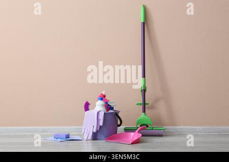 Haushaltsreinigungszubehör mit Mopp, Eimer und Reinigungsmittel für die Hygiene und Hygiene im Haushalt Stockfoto