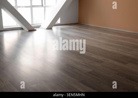 Leeres, modernes Zimmer mit Hartholzboden und großen Fenstern, zeitgenössisches Innendesign, neuem Hausbau, Immobilienhintergrund Stockfoto