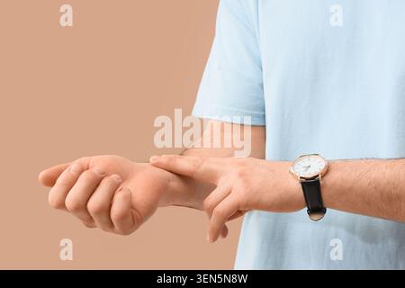 Mann-Check-Puls am Handgelenk für Herzfrequenzüberwachung und Gesundheitsbeurteilung, ärztliche Untersuchung und Wellness Stockfoto