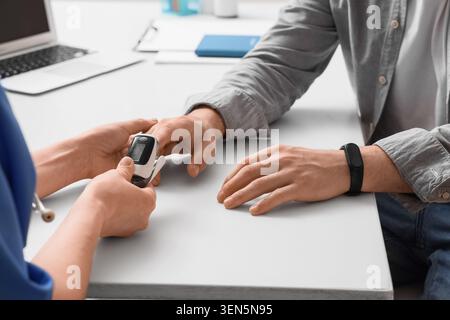 Medizinische Pulsoxymeter-Fingermessung zur Patientengesundheitsüberwachung und Sauerstoffsättigung in Klinik, Arzt, Gerät Stockfoto