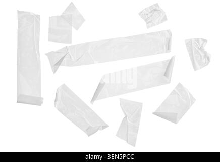 Transparente Klebebandstreifen und Teile isoliert auf weißem Hintergrund für Verpackungs- und Reparaturkonzepte, eignen sich für diese transparenten Klebebandelemente Stockfoto