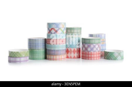 Bunte karierte Washi Tape Rollen gestapelt für Bastelarbeiten und dekorative Projekte, isoliert auf weißem Hintergrund, die dekorativen Klebebänder fe Stockfoto