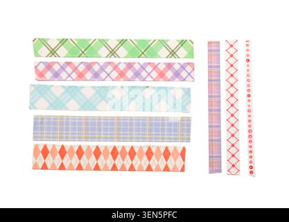 Bunte, karierte Washi-Streifen mit Argyle-Muster für Bastelarbeiten und dekorative Projekte, isoliert auf weißem Hintergrund Stockfoto