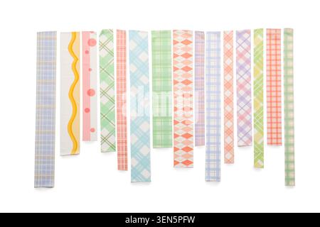 Bunte Washi-Streifen mit Karo-, Argyle-, Punktmuster und welligen Mustern zum Basteln und Dekorieren Stockfoto