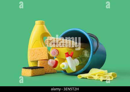 Haushaltsreinigungsbedarf und -Ausrüstung für die Hauspflege und -Hygiene auf grünem Hintergrund Stockfoto