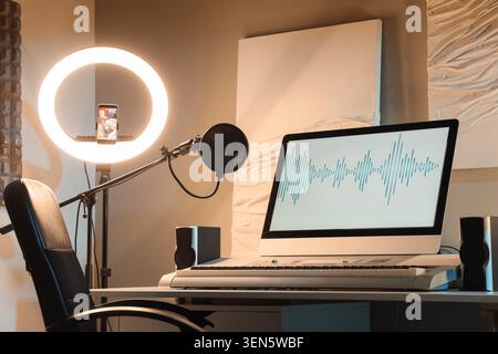 Heimstudio-Einrichtung für die Erstellung von Online-Inhalten, Live-Streaming und Musikproduktion mit Ringlicht und Mikrofon Stockfoto