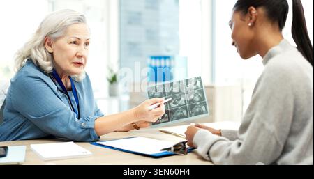 Arzt, Scan und schwangere Frau in der Klinik, Sprechen und Fertilitätsbericht zum ivf-Fortschritt. Gynäkologie, Schwangerschaft Nachrichten oder Menschen im Krankenhaus, Ultraschall Stockfoto