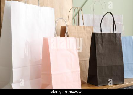 Sortierte Einkaufstaschen in verschiedenen Farben und Größen für Einzelhandel, E-Commerce und Konsumkonzepte Stockfoto