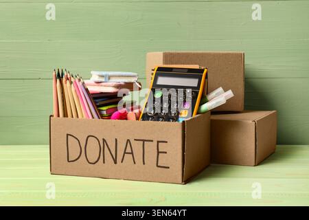 Schule liefert Spendenbox mit Taschenrechner und Bleistiften für Wohltätigkeits- und Bildungsförderung, das Wort „SPENDEN“ steht auf der Seite der Box, Empha Stockfoto