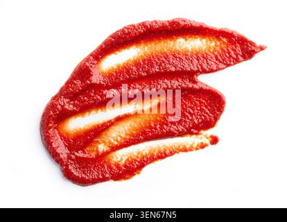Overhead Studio-Aufnahme eines dicken, strukturierten roten Tomatensoßen-Abstrichs, Wischen oder Verschmieren auf reinweißem Hintergrund. Die reichhaltige Paste zeigt realistische kulinarische Erlebnisse Stockfoto