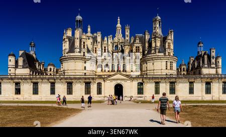 Chambord, Centre-Val de Loire, Frankreich, 25. August 2016: Touristen kommen nach Château de Chambord. Stockfoto