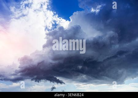 Stürmische Cumulonimbus-Wolken bilden sich vor dem Gewitter dunkle Basis mit Drehtornadobildung. Sich bewegendes und wechselndes Wolkenwetter Stockfoto
