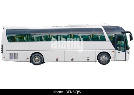 Komfortabler Touristenbus, internationaler Personenverkehr. Weiße klare Farbe, Seitenansicht des Passagierbusses, isoliert auf weißem Hintergrund. Stockfoto