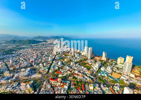 Zentraler Bezirk mit Panoramablick auf die Stadt an der Küste Südostasiens am Abend bei Sonnenaufgang Nha Trang. Stockfoto