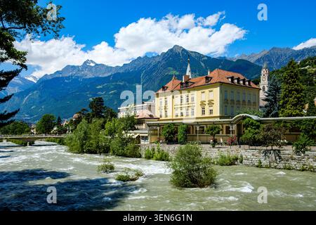 Passer Ufers mit Blick auf die Passer Promenade und die Wandelhalle, ein historisches Kurhaus aus dem 19. Jahrhundert in Meran, Südtirol, Italien. Stockfoto