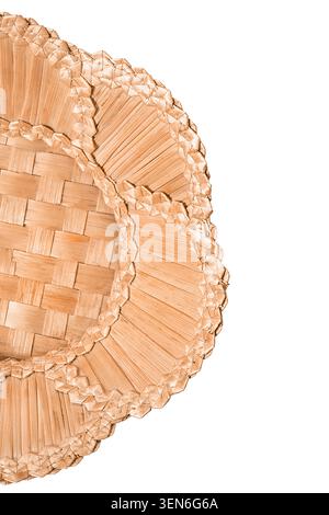 Teil einer dekorativen Platte aus Vintage-Birkenrinde, isoliert über weißem Großbild Stockfoto