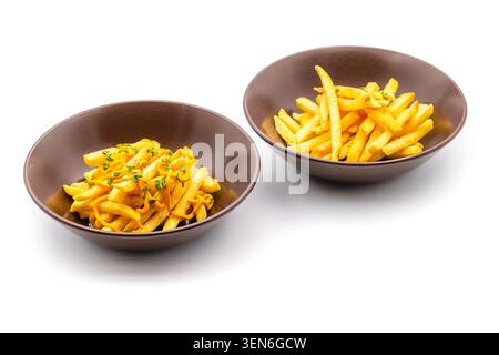 Pommes frites und cremige Pasta werden in den Schüsseln des Restaurants serviert Stockfoto