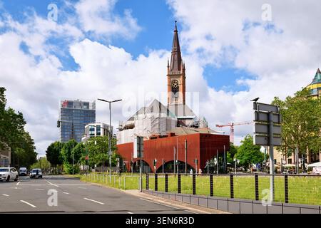 Düsseldorf - 9. Juni 2026: Martin-Luther-Platz in Düsseldorf mit evangelischer Johanneskirche und Stadtplatz Stockfoto