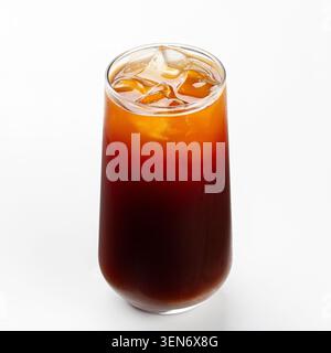 Isolierter Eiskaffee im hohen Glas Stockfoto
