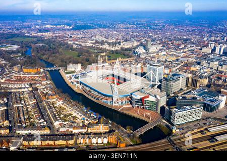Drohnenblick auf das Principality Stadium, den Fluss Taff und das Stadtzentrum von Cardiff, Cardiff, Wales, Großbritannien Stockfoto