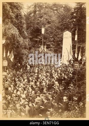 Ein Foto dokumentiert die Einweihung eines Denkmals am 14. Juli 1889 auf dem Monumentalfriedhof in Rouen, das zum Gedenken an französische Soldaten errichtet wurde, die während des Deutsch-Französischen Krieges von 1870 bis 1871 für ihr Land starben. Stockfoto
