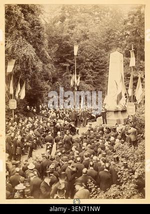 Ein Foto dokumentiert die Einweihung eines Denkmals am 14. Juli 1889 auf dem Monumentalfriedhof in Rouen, das zum Gedenken an französische Soldaten errichtet wurde, die während des Deutsch-Französischen Krieges von 1870 bis 1871 für ihr Land starben. Stockfoto