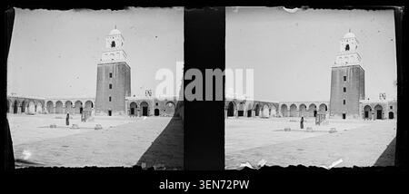 Der Innenhof der Großen Moschee von Kairouan ist auf einem Foto aus dem Jahr 1890 zu sehen. Das Bild zeichnet das architektonische Layout und den offenen Hof innerhalb eines der wichtigsten religiösen Denkmäler Tunesiens auf. Stockfoto