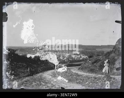 Harfleur ist auf einem Foto aus dem Jahr 1890 von erhöhtem Boden aus zu sehen. Das Bild zeichnet einen weiten Blick über die Stadt und die umliegende Landschaft in seine-Maritime auf und dokumentiert die Lage von einem höheren Aussichtspunkt aus. Stockfoto