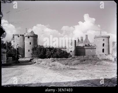 Château de Suscinio in Sarzeau ist von Norden aus auf einem Foto von Marcel Maillard aus dem Jahr 1939 zu sehen. Das Bild zeigt die Festung in Morbihan, Frankreich, und ihre mittelalterliche Architektur innerhalb der Landschaft der Bretagne. Stockfoto