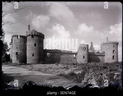 Ein undatiertes Foto dokumentiert Château de Suscinio in Sarzeau in Morbihan. Das Bild dokumentiert die Festung und bewahrt einen Blick auf das historische Baudenkmal in der Bretagne. Stockfoto