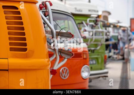 Strand Scheveningen, Niederlande - Mai 31 2026: VW Kombi-Wohnwagen auf der AirCooled Oldtimer Show Stockfoto
