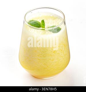 Isolierter tropischer Frucht-Smoothie mit frischer Minze Stockfoto