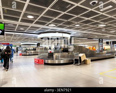 Dublin, Irland - 20. Mai 2026: Geräumige Gepäckausgabe am Flughafen Dublin mit leeren Gepäckkarussells, Trolleys und einigen Passagieren, die Gepäck sammeln. Stockfoto