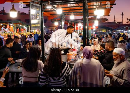 Essensstand, Schneckensuppe, Jemaa el-Fnaa / Djema el-Fna Platz, Medina, Marrakesch, Marokko, Nordafrika Stockfoto
