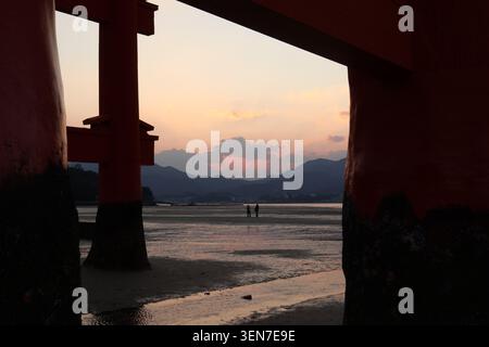 Foto gemacht während einer Bootstour bei Sonnenuntergang auf der Insel Miyajima in Japan, in der Nähe von Hiroshima Stockfoto