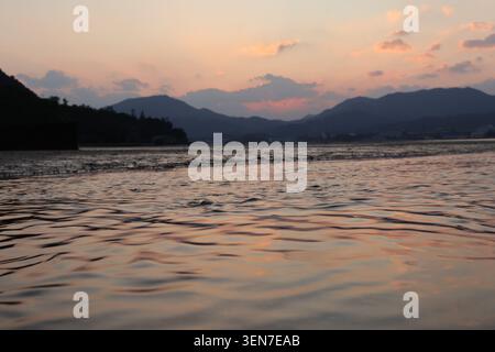 Foto gemacht während einer Bootstour bei Sonnenuntergang auf der Insel Miyajima in Japan, in der Nähe von Hiroshima Stockfoto