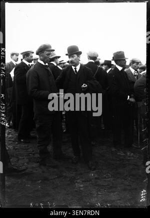 Josiah Byram Millet, Vizepräsident der Submarine Signal Company of New York, steht mit Wilbur Wright auf einem Pressefoto von 1908. Das Bild zeigt die beiden Männer zusammen während der Zeit von Wrights Pionierleistungen in der Luftfahrt. Stockfoto