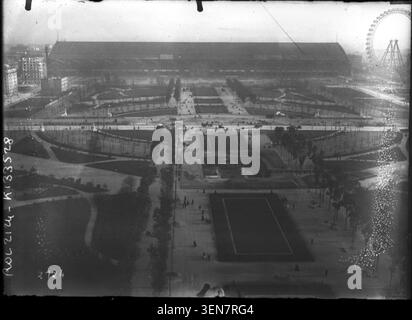 Der Champ de Mars in Paris ist auf diesem Pressefoto von 1908 vom Eiffelturm aus zu sehen. Die erhöhte Perspektive dokumentiert die Grundrisse des Geländes und die umliegende städtische Umgebung in der französischen Hauptstadt während des frühen 20. Jahrhunderts. Stockfoto