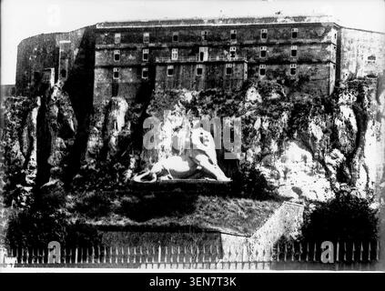Die Zitadelle von Belfort und das Denkmal des Löwen von Belfort von Bartholdi erscheinen 1916 auf einem Pressefoto von Agence Rol. Das monochrome Bild zeigt die befestigte Stätte und monumentale Skulptur in Belfort, Frankreich, während des Ersten Weltkriegs. Stockfoto