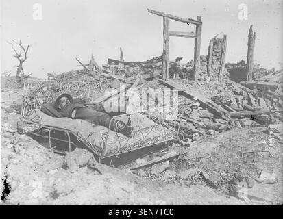 Britische Soldaten bewegen sich auf einem Pressefoto von Agence Rol 1916 zwischen den Ruinen von Montauban-de-Picardie in der Somme. Das monochrome Bild zeichnet die Zerstörung im Zusammenhang mit dem Ersten Weltkrieg und dem beschädigten Zustand der französischen Ortschaft auf. Stockfoto